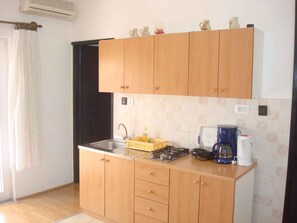 Refrigerador, microondas, parrilla de estufa y utensilios de cocina 