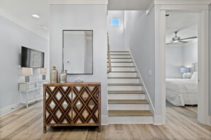 4 habitaciones, tabla de planchar con plancha y cuna de viaje
