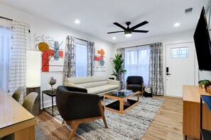 Fernseher, Kamin, Bücher