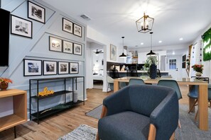 Interior - Artsy - A Birdy Vacation Rental (San Antonio)