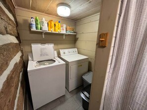 Douche, sèche-cheveux, serviettes fournies, savon