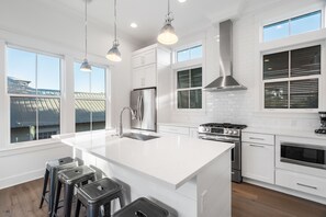 Frigorifero, microonde, forno, piano cottura