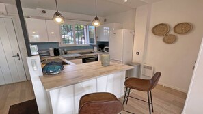 Kjøleskap, mikrobølgeovn, ovn og oppvaskmaskin