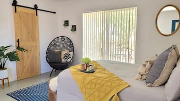 1 quarto, cofres nos quartos, escrivaninha