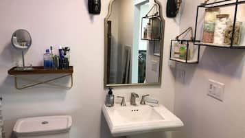 Bañera con ducha, secador de pelo, toallas, jabón