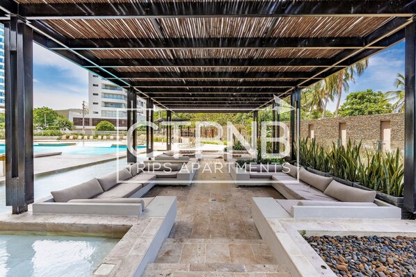 6 piscines extérieures, chaises longues