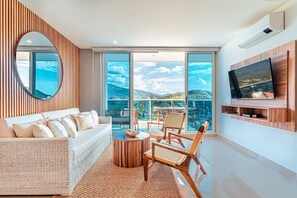 디럭스 아파트 | 거실 공간 | 디지털 채널 시청이 가능한 55인치 스마트 TV, 넷플릭스, 스트리밍 서비스