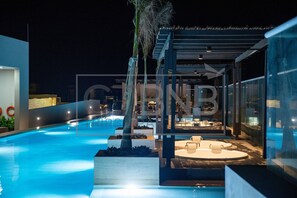 6 piscines extérieures, chaises longues