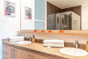 Appartement Deluxe | Salle de bain | Baignoire et douche séparées, sèche-cheveux, serviettes fournies, savon