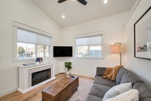 Fernseher, Kamin, Bücher