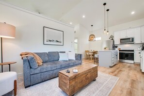 Fernseher, Kamin, Bücher