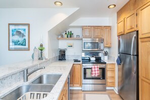 Frigorifero, microonde, forno, piano cottura