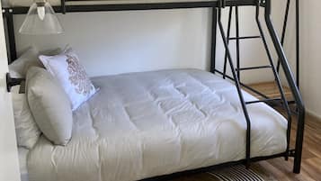 3 bedrooms, desk, iron/ironing board, free WiFi