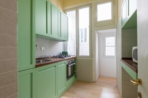 Kühlschrank, Ofen, Geschirrspüler, Wasserkocher mit Kaffee-/Teezubehör