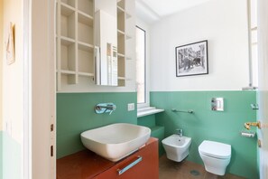 Suihku, ilmaiset hygieniatuotteet, hiustenkuivaaja, bidee