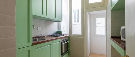 Jääkaappi, uuni, astianpesukone, kahvin-/teenkeitin