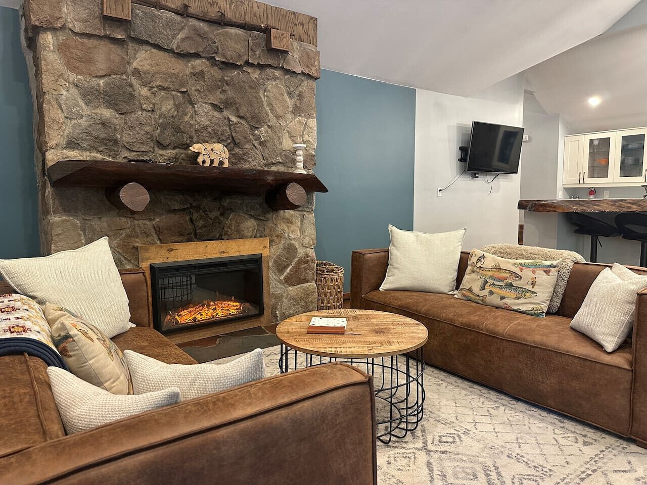 Smart-tv, een open haard en een dvd-speler