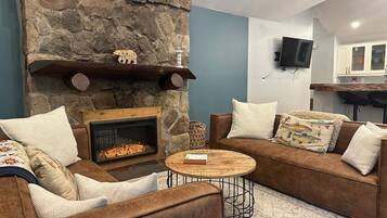 Smart-tv, een open haard en een dvd-speler