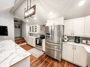 Jääkaappi, mikroaaltouuni, uuni, liesi