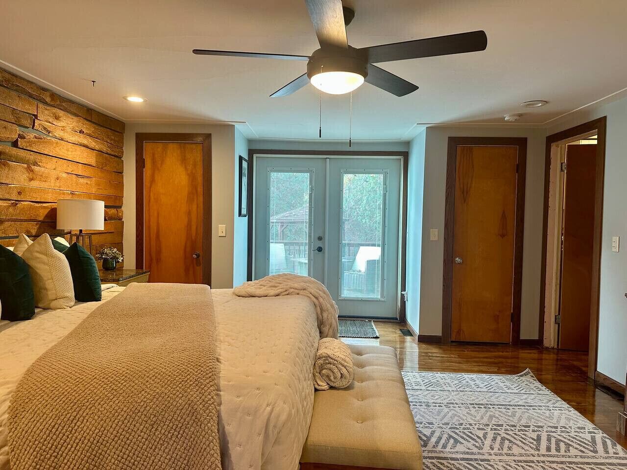 2 habitaciones, tabla de planchar con plancha y cuna de viaje 