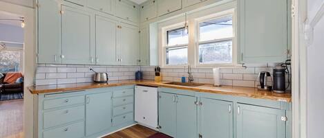 ثلاجة، ميكروويف، فرن، موقد طهي مسطح