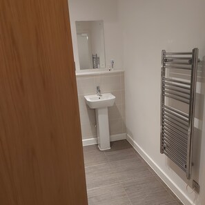 Shower, towels, soap, toilet paper - Ensuite Double Bedroom (live in landlord) (Warrington)