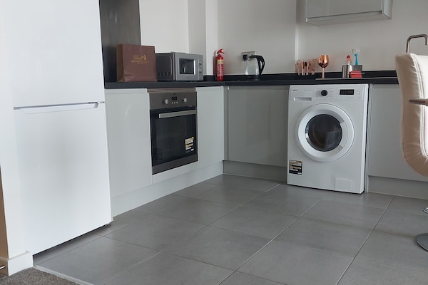 Een koelkast, een microgolfoven, een oven, een vaatwasser