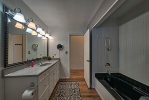Bathtub, hair dryer, towels - Sunshine Retreat- quiet home near Northwest College! (Powell)