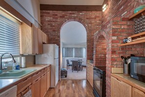 Fridge, microwave, oven, stovetop - Sunshine Retreat- quiet home near Northwest College! (Powell)