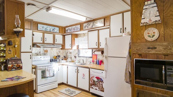 Fridge, microwave, oven, stovetop - 2 Bed/2 Bath Walk-In Home ~ Near Table Rock State Park ~ FREE TICKETS INCLUDED! (CASA) (Hollister)