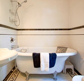 Ensemble douche/baignoire, sĂšche-cheveux, serviettes fournies