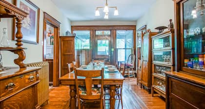5 Br: Historic Glaab House in Cass, with AC, Amazing Kitchen, Covered Porches, Historical Landmark