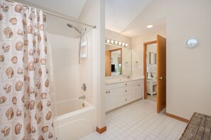 Bathtub, towels - The Purple Dandelion-Oceanside,dog-friendly 🐶easy beach access,community pool (Corolla)