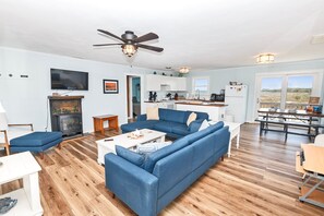 Smart TV - Soundfront, Dogs Welcome, Boat Slip, Water Access, & Panoramic Sound Views (Buxton)