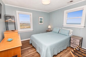 4 bedrooms, desk, free WiFi, bed sheets - Soundfront, Dogs Welcome, Boat Slip, Water Access, & Panoramic Sound Views (Buxton)