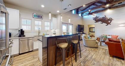 PB313 Private Heated Pool, Parking for Six, No Pets Allowed