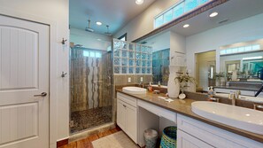 Combined shower/tub, hair dryer, towels