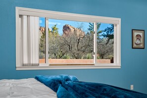 2 quartos, escrivaninha, ferros/tábuas de passar roupa, berço de viagem