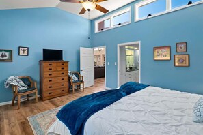 2 habitaciones, escritorio y tabla de planchar con plancha 