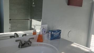 Doccia, asciugacapelli, asciugamani, sapone