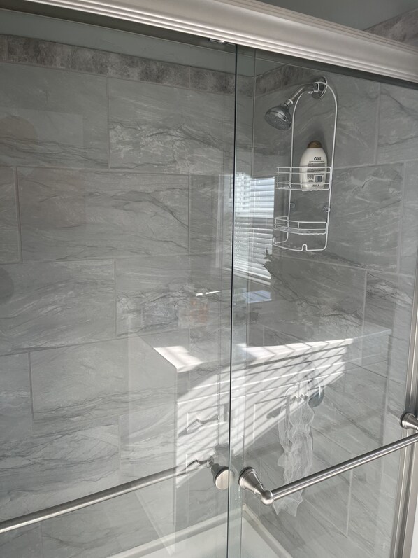 Douche, sèche-cheveux, serviettes fournies, savon
