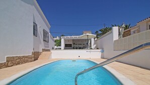 A swimming pool with a metal ladder, surrounded by white walls and a stone base. - Wonderful private villa for 4 guests with A/C, WIFI, private pool, TV, patio and pets allowed (Benissa)