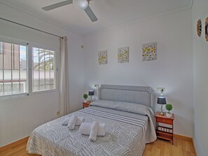 2 slaapkamers, een strijkplank/strijkijzer, reisbedje, gratis wifi