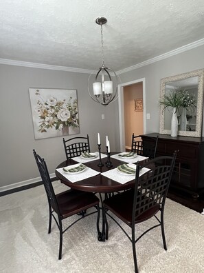 Dining - 4 Bedroom , 3 Baths  - Sleeps 8+ (Buford)