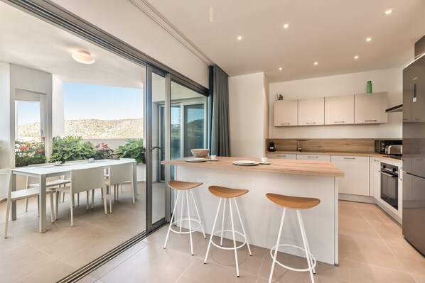 Refrigerador, microondas, horno y lavavajillas 