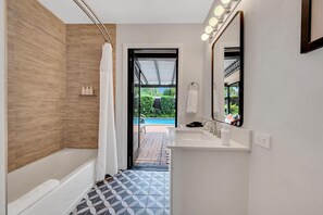 Combined shower/bathtub, hair dryer, towels