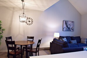 Smart TV, chimenea y libros 