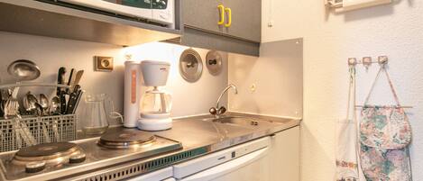 Kühlschrank, Mikrowelle, Ofen, Geschirrspüler