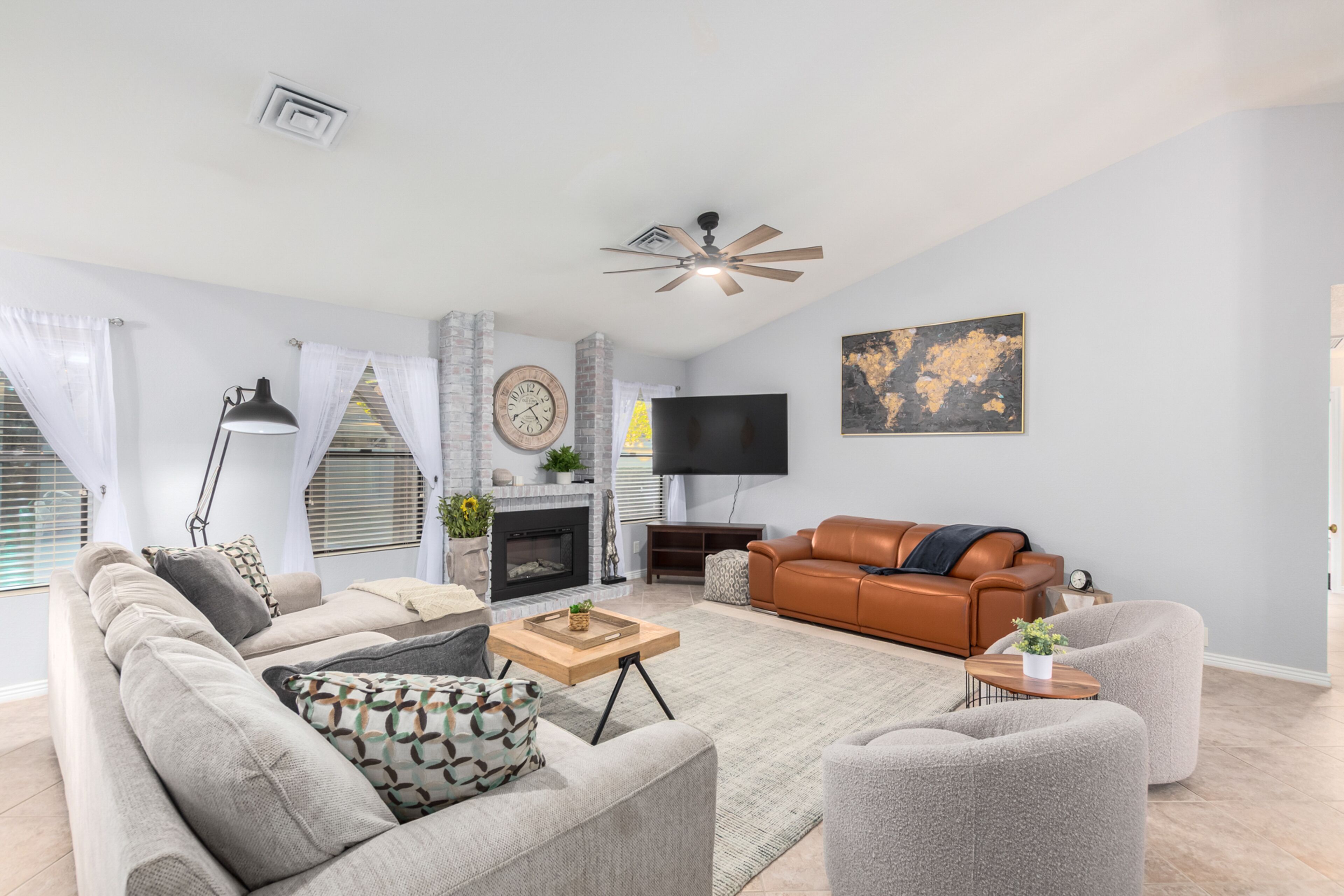 Resort BackYard, Sparkling Heated Pool Home & Firepit, Dog Friendly.