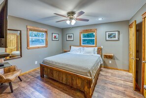 3 bedrooms, free WiFi, bed sheets - Cell Service + Scenic Hiking from Your Cabin Door + Near Hemmed in Hollow Trail (Compton)